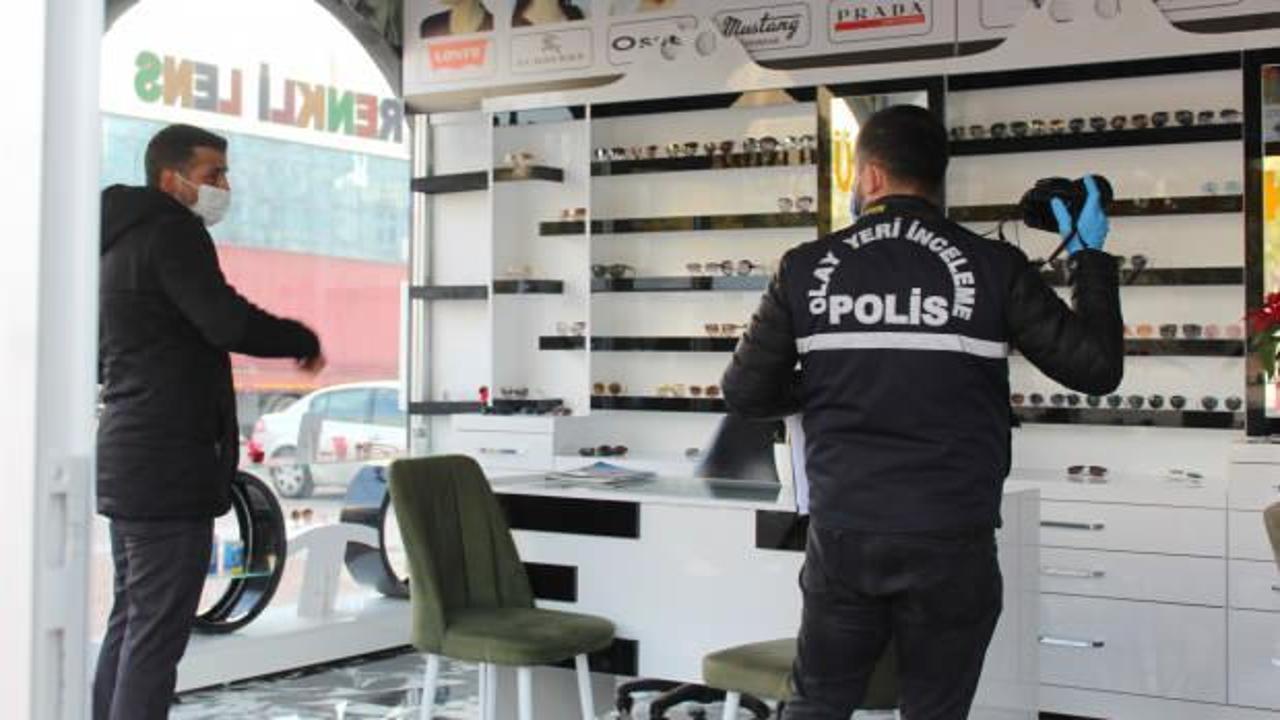 Kısıtlama saatinde 20 bin liralık gözlük çaldılar