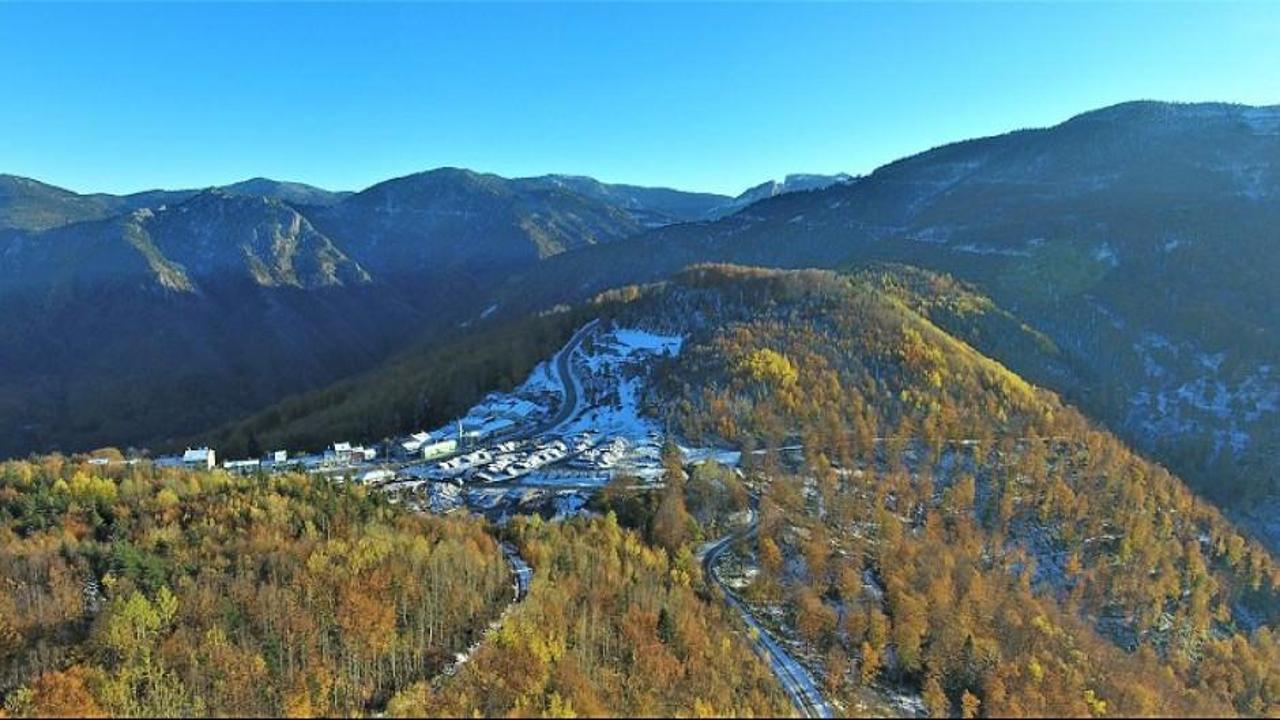 K&uuml;re Dağları'nın bir yanında sonbahar diğer yanında kış manzaraları