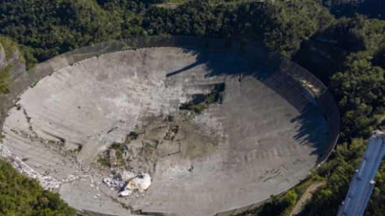 Arecibo Gözlemevi'nin teleskobu çöktü