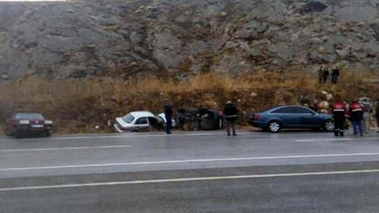 Sivas'ta buzlanan yolda 11 ara&ccedil; şarampole d&uuml;şt&uuml;