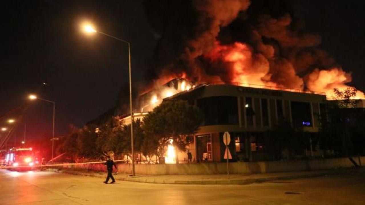 Son dakika: İzmir'de korkutan yangın: Çok sayıda itfaiye olay yerinde