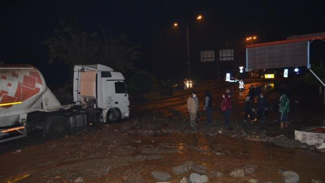 Dere taşması nedeniyle Söke-Milas kara yolu tek taraflı ulaşıma kapatıldı