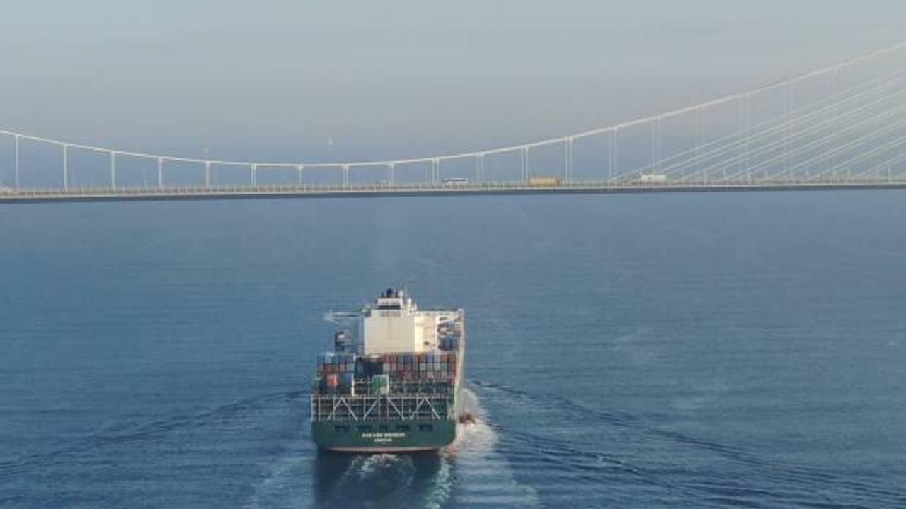 Dev konteyner gemisi İstanbul Boğazı'ndan geçti