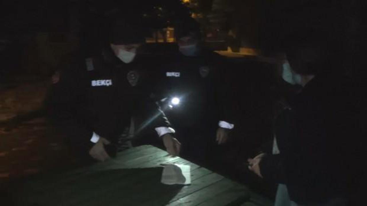 Gece 11'de cami avlusunda oturan gen&ccedil; kız şaşırttı!