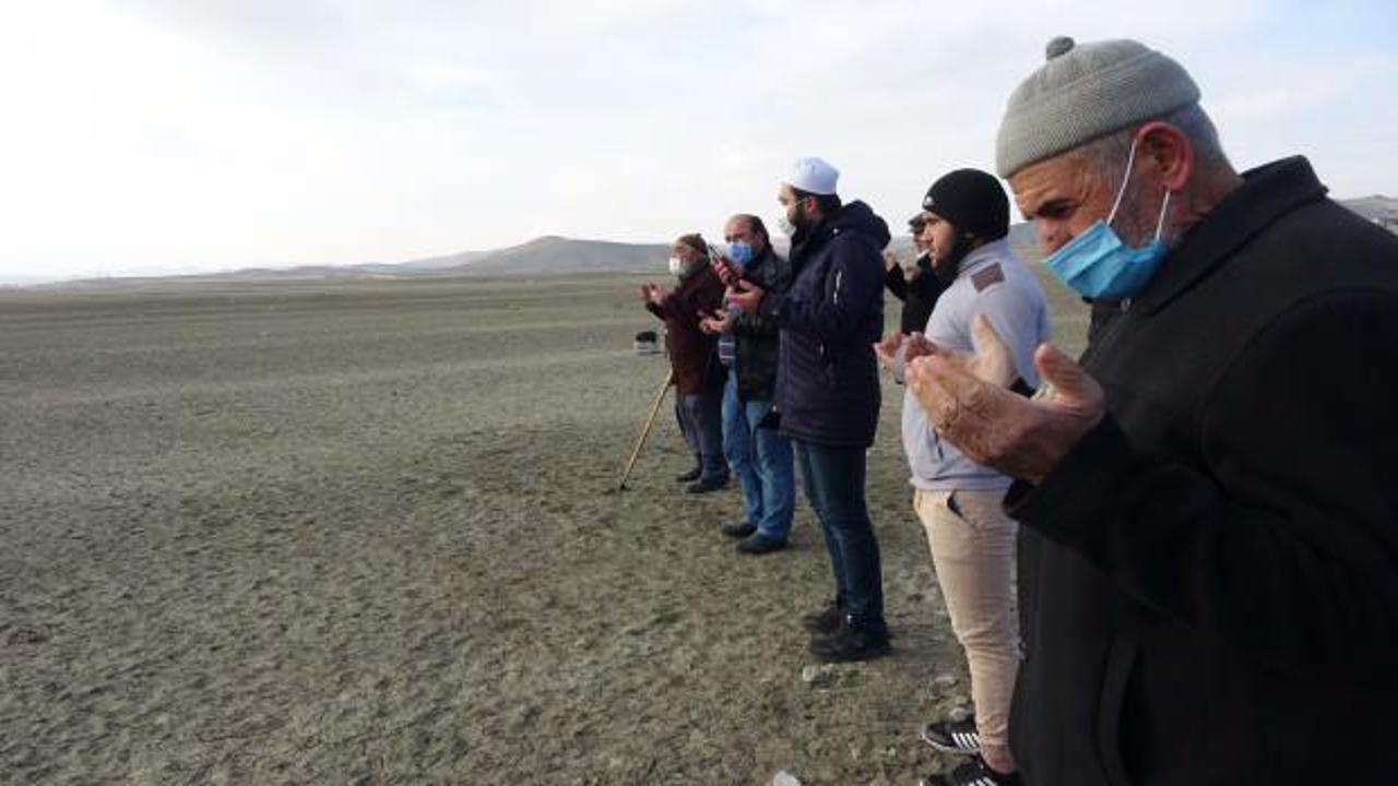 Girmeye korktukları barajın &uuml;zerinde yağmur duasına &ccedil;ıktılar