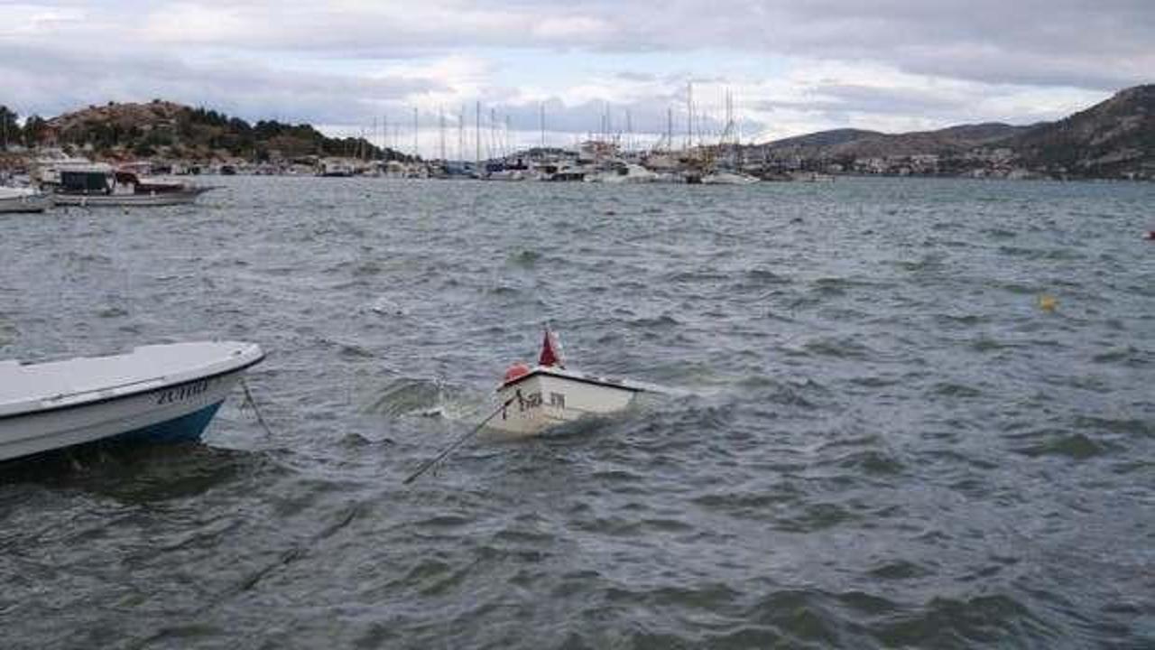 İzmir'i fırtına vurdu: 5 tekne battı!