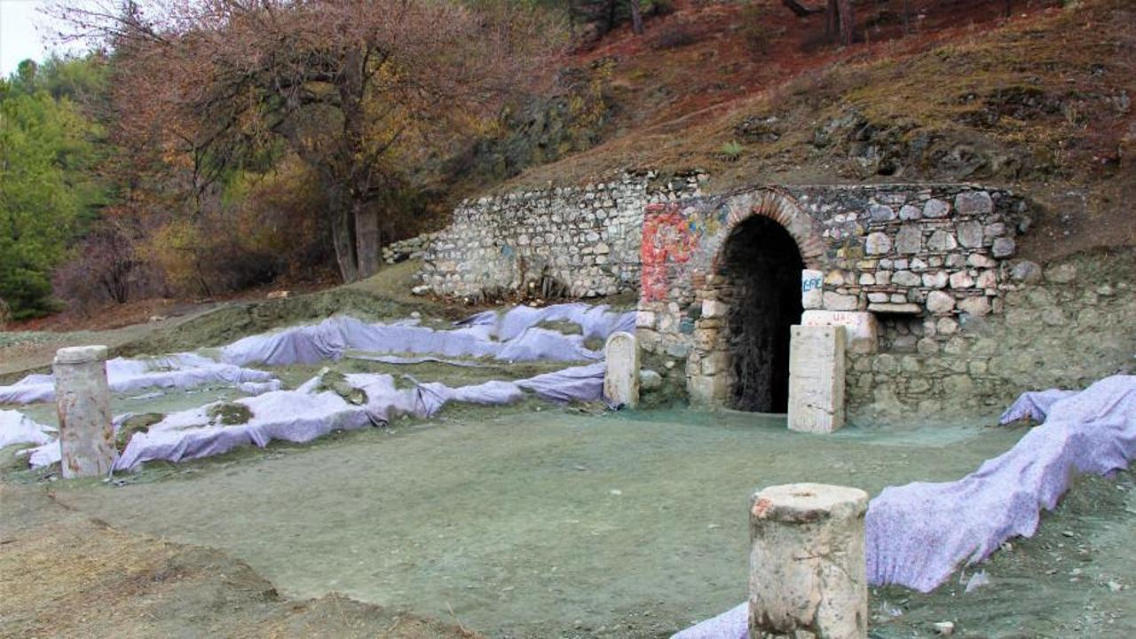 Amasya'da arkeolojik kazıda 'rahip mezar taşı' bulundu