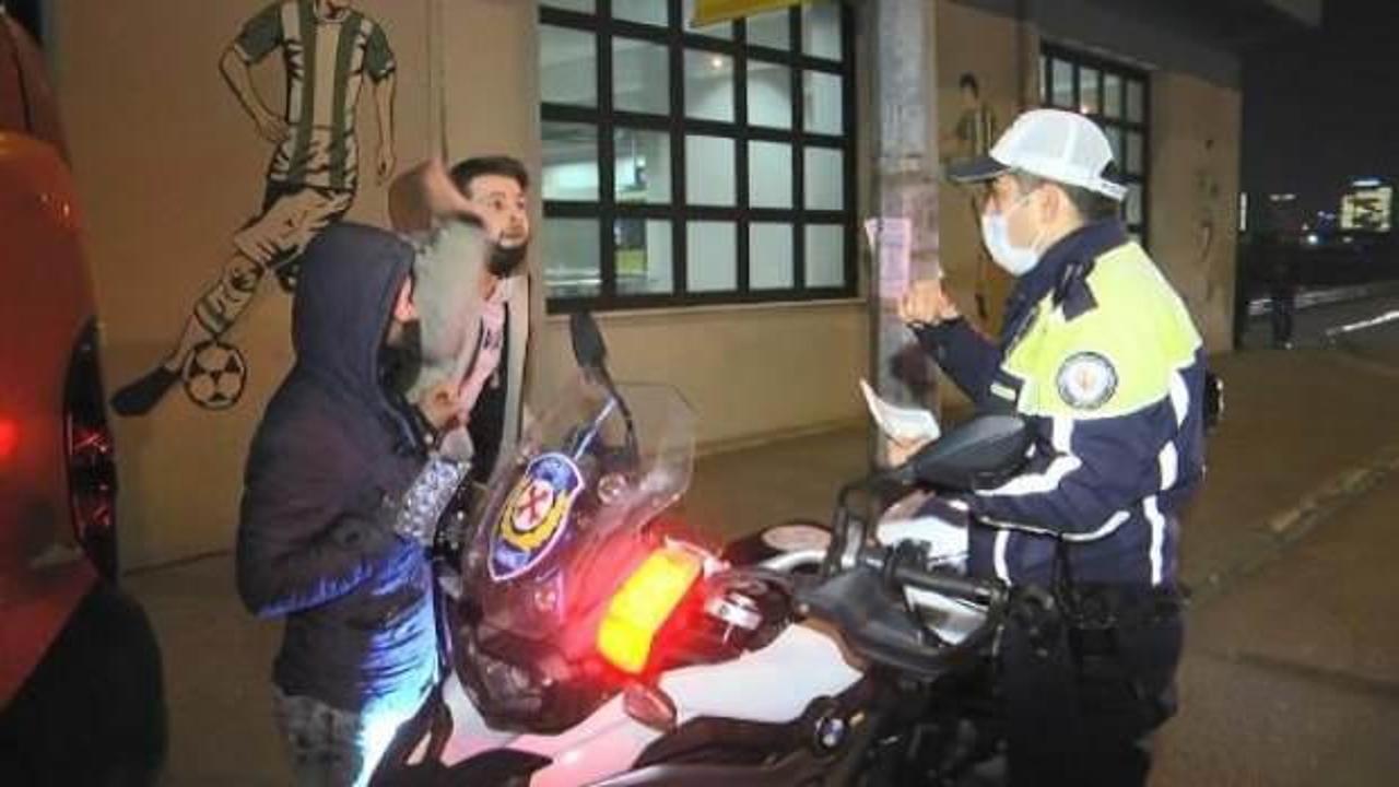 Kısıtlamayı ihlal eden ehliyetsiz sürücünün beddua ettiği polisin sabrı takdir topladı