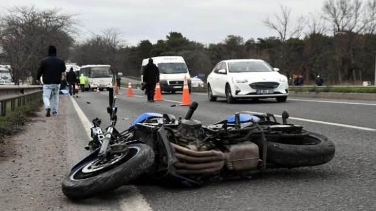 Önce yayaya, ardından motosikletten düşüp bariyere çarpan sürücü öldü