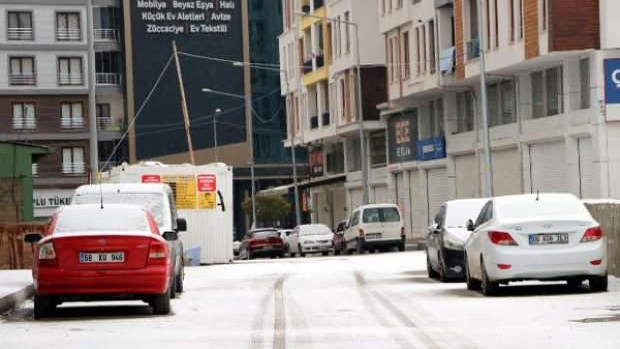 Van kent merkezine mevsimin ilk karı yağdı