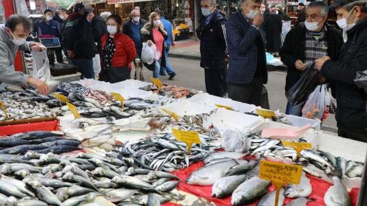 Vatandaşlar, fiyatı düşen balıklara yoğun ilgi gösteriyor