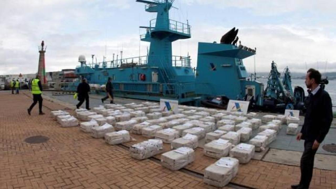 Yarım ton kokain yüklü terk edilmiş tekne karaya vurdu
