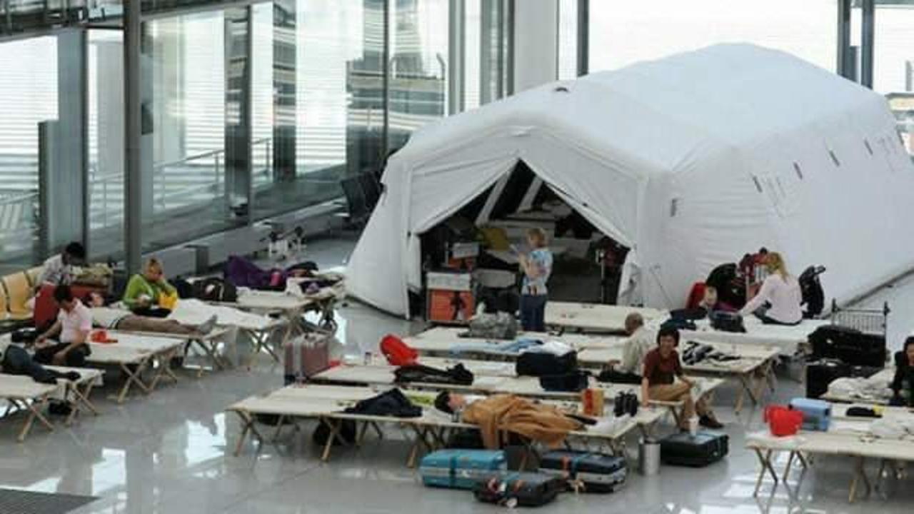 İngiltere'den Berlin'e gelen yolcular mahsur kaldı: Havaalanının ortasına çadır kurdular