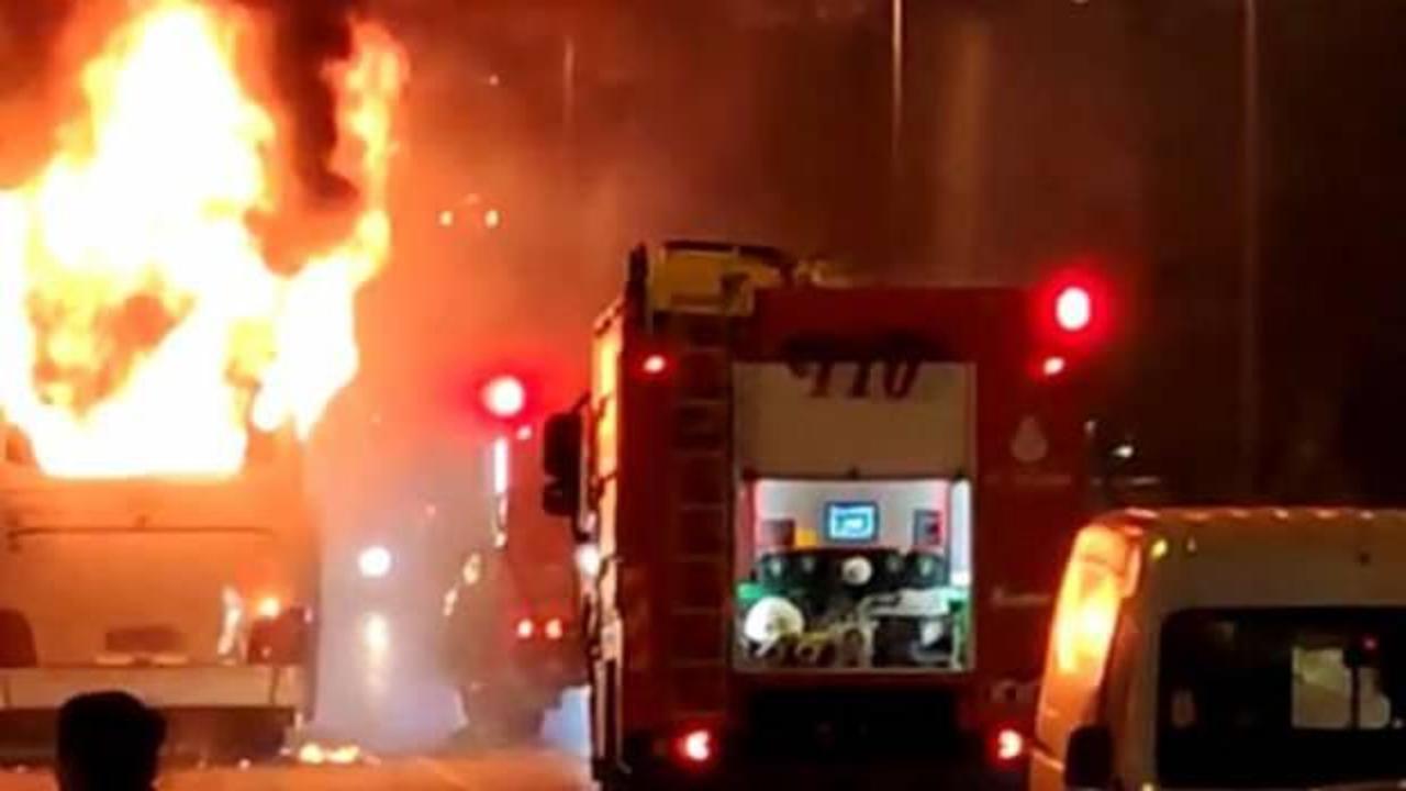 Bayrampaşa'da otobüs alev alev yandı