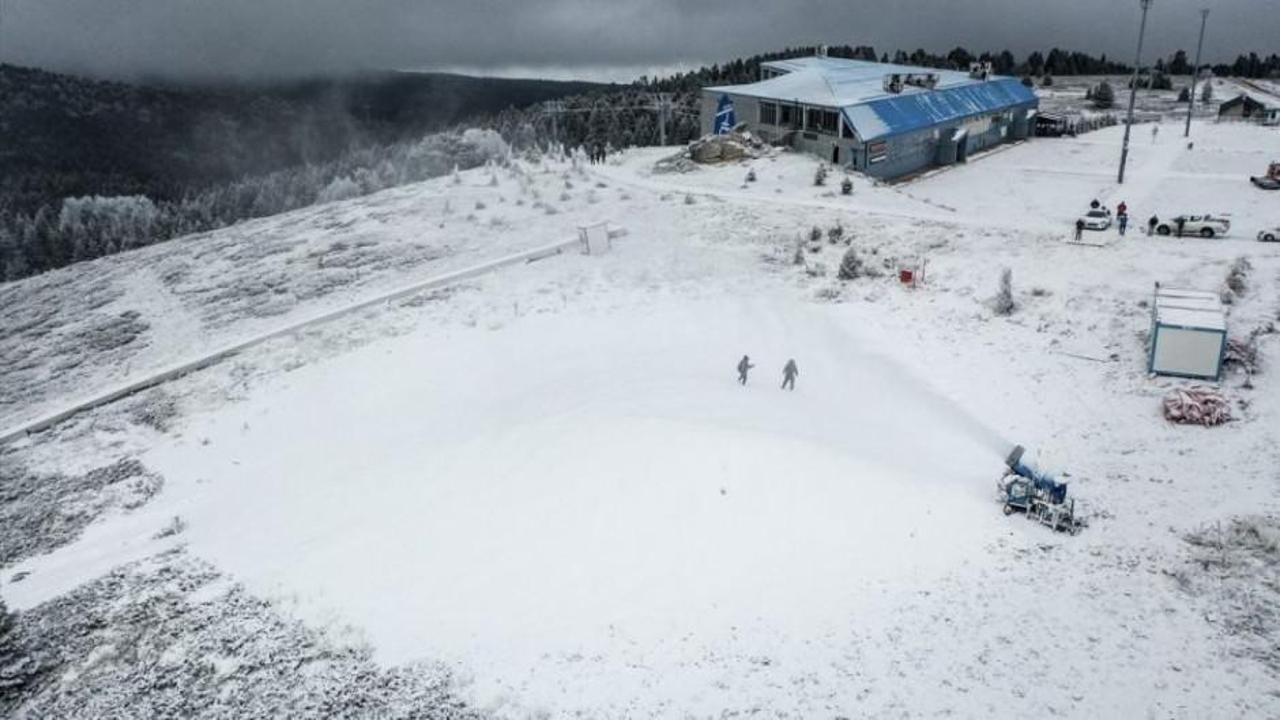 Beyaz örtüye hasret Uludağ'a suni kar yağdırılıyor