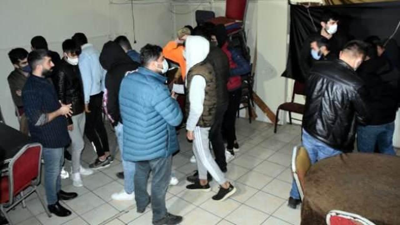 Duvarı delerek internet kafeye gittiler