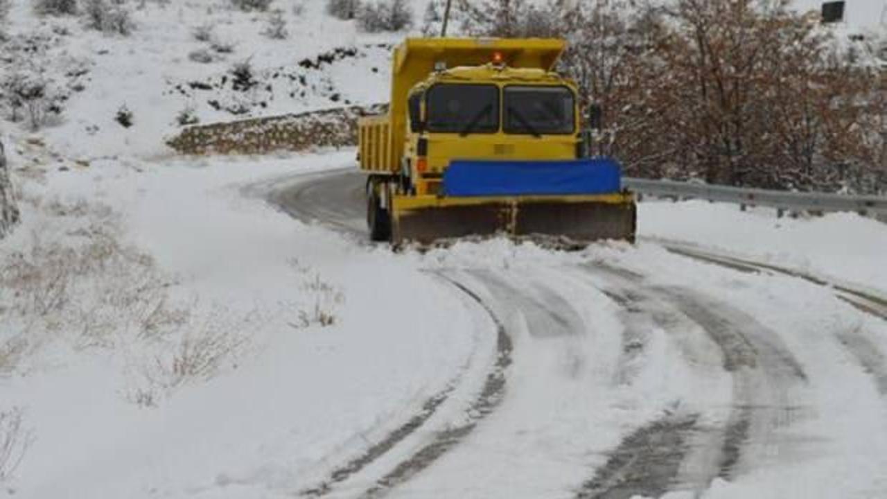 Elazığ'da kar yağışı nedeniyle 90 köy yolu ulaşıma kapandı