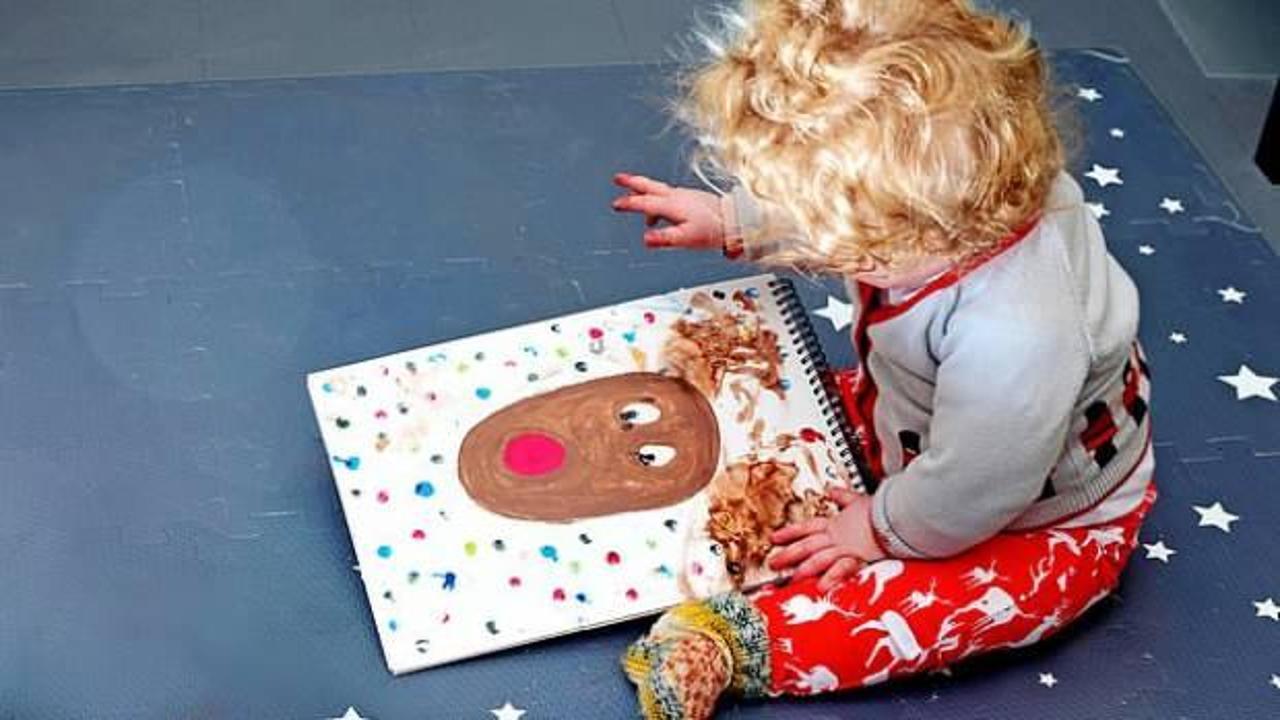 İngiltere Başbakanı Johnson'ın 8 aylık oğlunun çizdiği resim parkinson hastasına hediye edildi