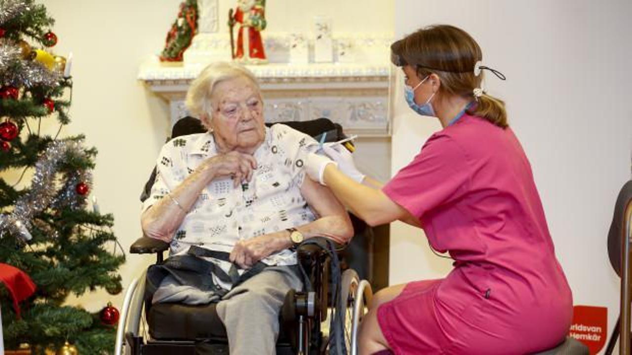 İsveç'te ilk Covid-19 aşısı 91 yaşındaki Johansson’a yapıldı