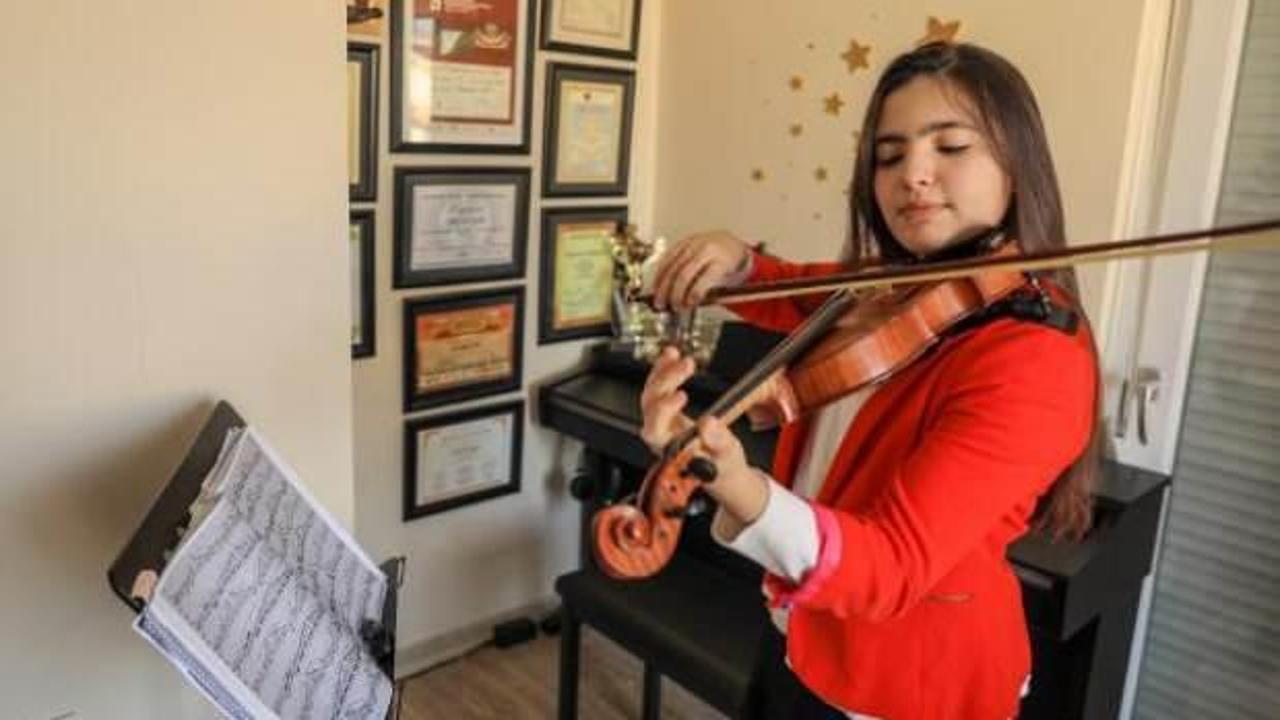 Keman sanatçısı 13 yaşındaki Elif, ABD'deki yarışmada üçüncü oldu