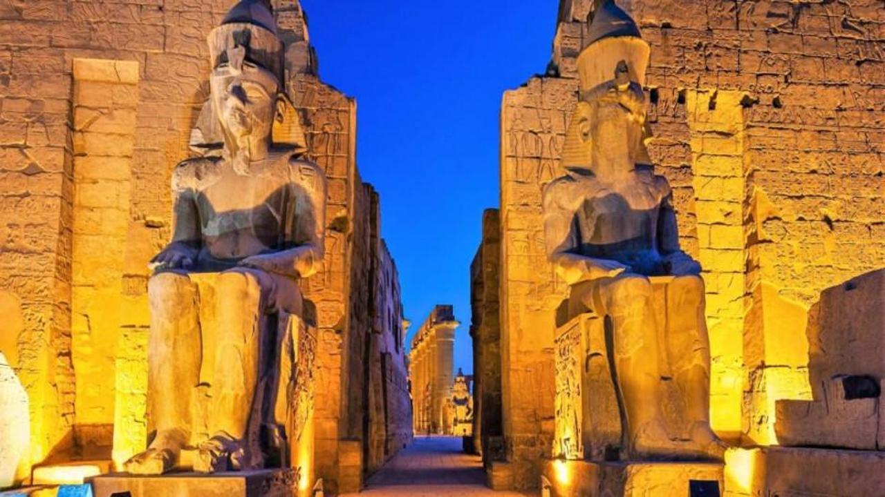 Luksor'daki Karnak Tapınağı'na vuran "kış güneşini" yüzlerce kişi izledi