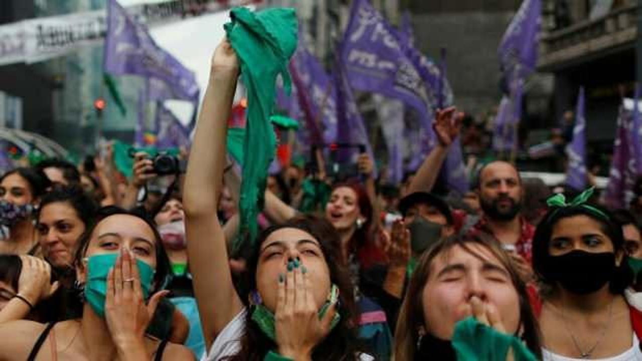Arjantin'de kürtaj yasallaştı