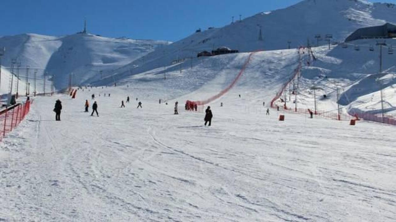 Erzurum’da kayak severler eğlenceye doyamadı