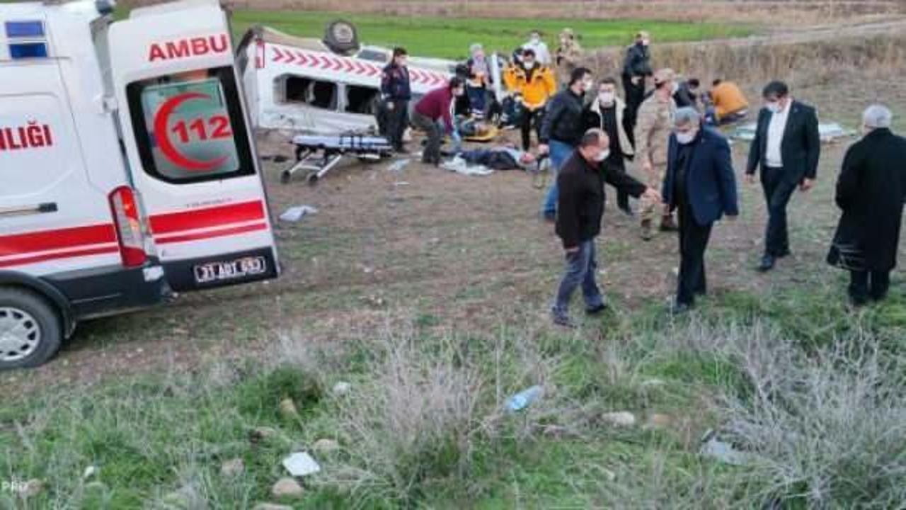Hatay'da sağlık personelini taşıyan minib&uuml;s devrildi: 1 &ouml;l&uuml;, 7 yaralı