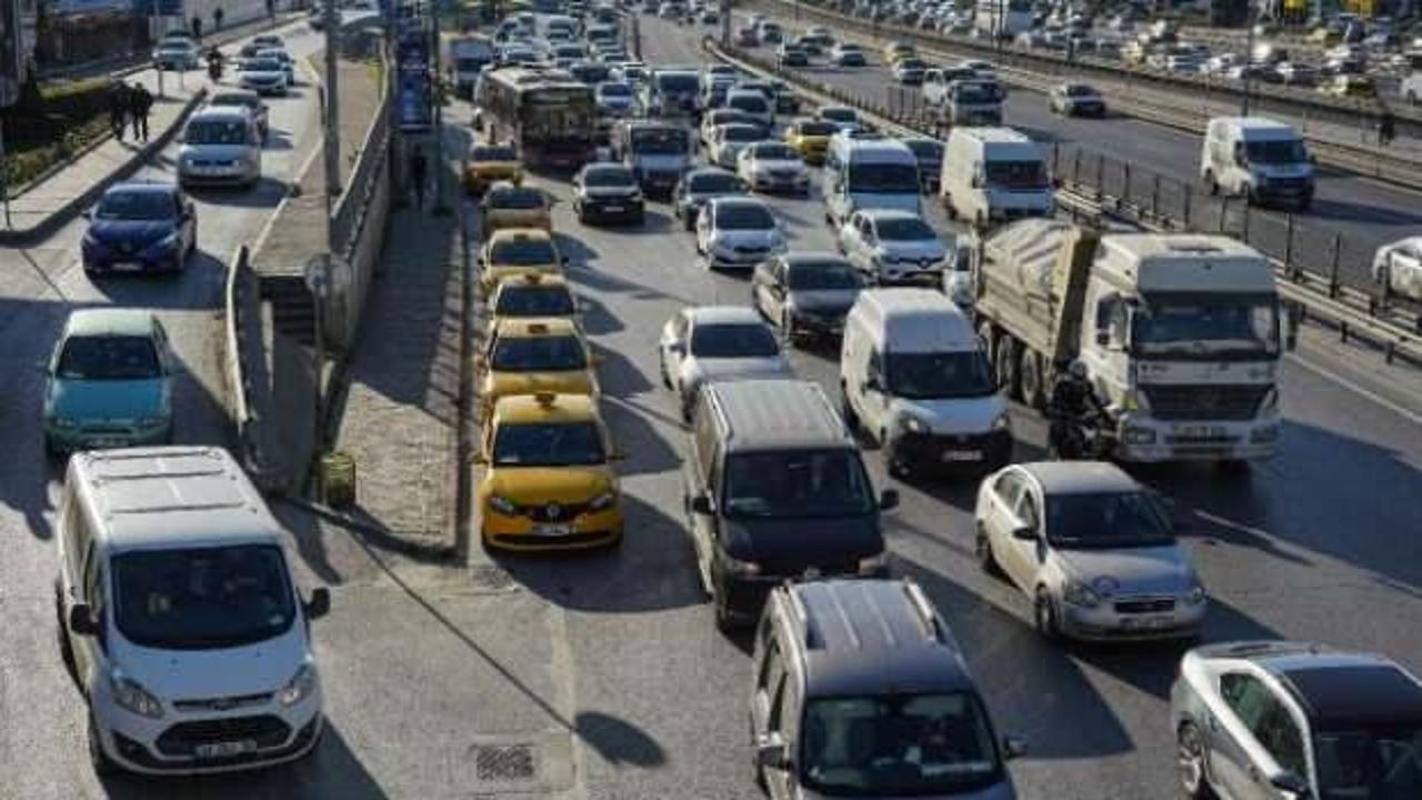 İstanbul'da yılbaşına saatler kala metrobüs ve trafikte yoğunluk yaşanıyor