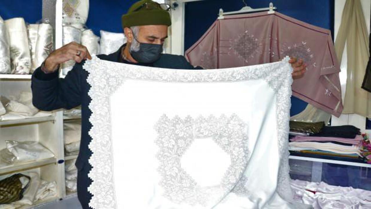 Nakış yaparak 4 &ccedil;ocuğunu &uuml;niversitede okutuyor