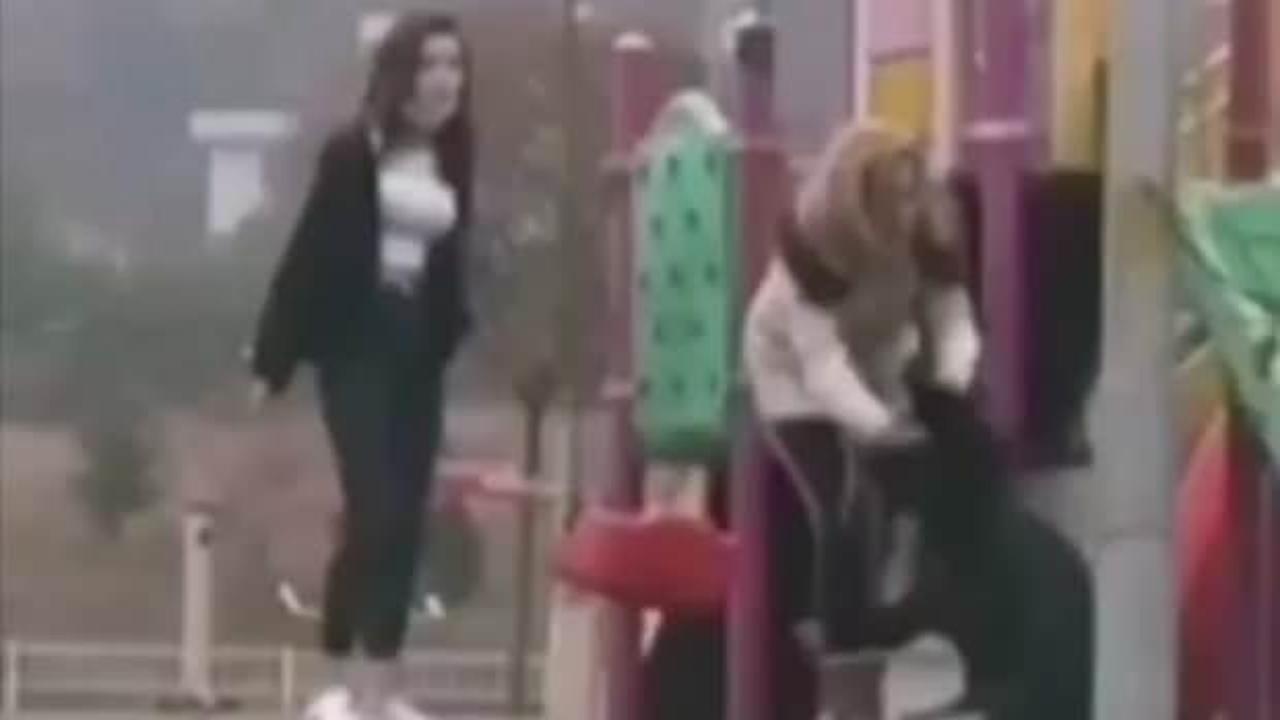 Parkta gen&ccedil; kıza dehşeti yaşattı! Tekme tokat...