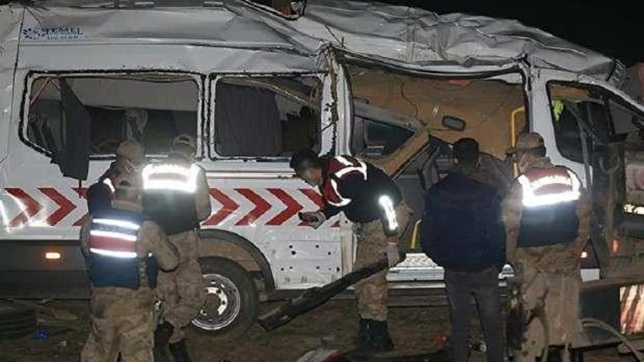 Sağlık çalışanlarını taşıyan araç kaza yaptı: 1 ölü 12 yaralı