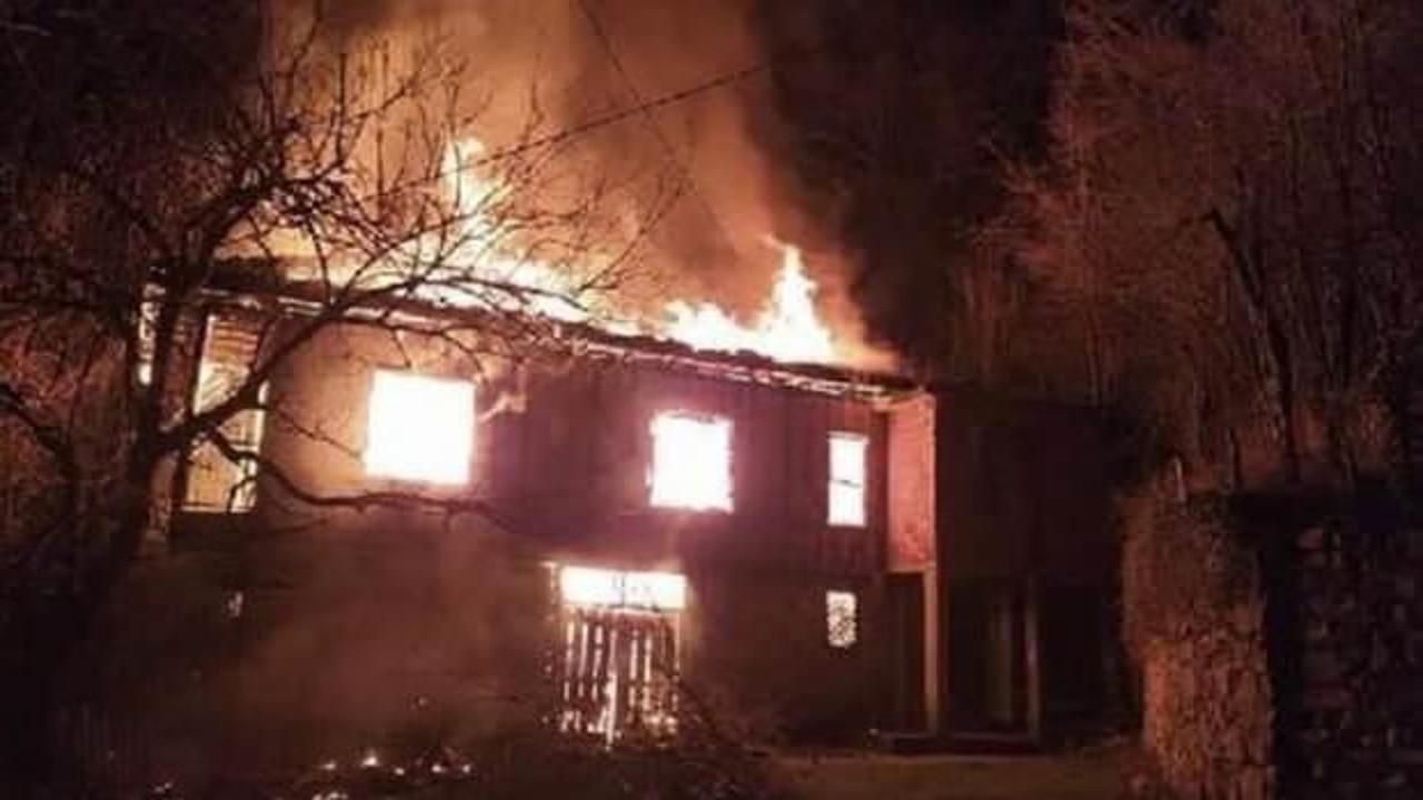 2 katlı ahşap ev alev alev yandı