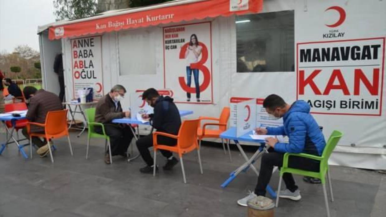 Antalya'da gönüllüler, kan bağışında bulundu