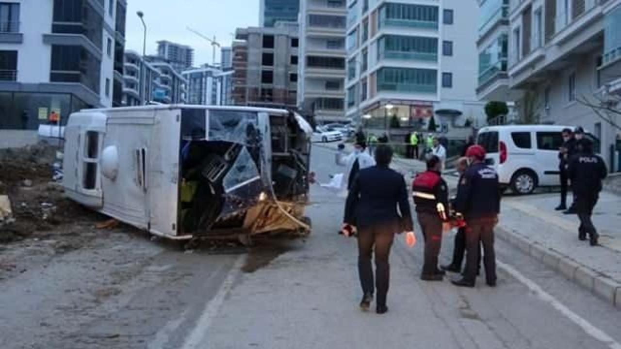 Belediye işçilerini taşıyan servis devrildi: 2 ölü, 16 yaralı