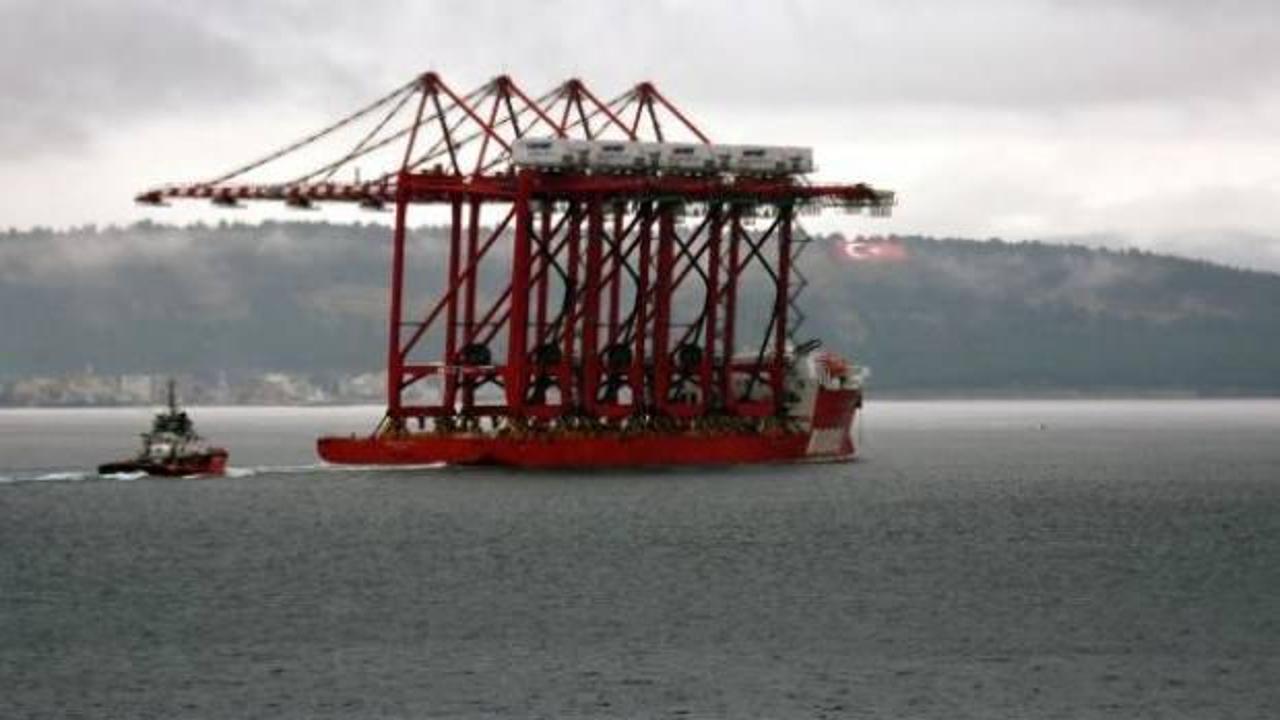 Çanakkale Boğazı, vinç yüklü geminin geçişi için trafiğe kapatıldı