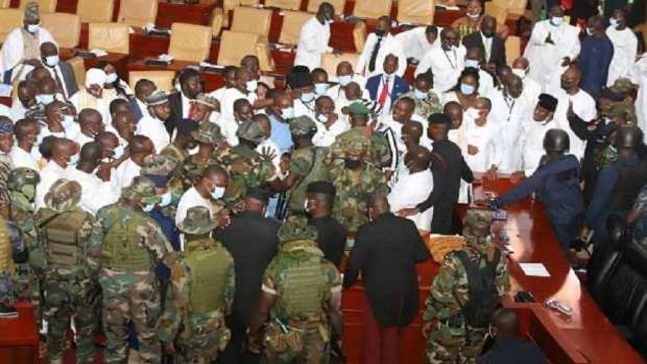 Gana meclisinde kavga: Asker müdahale etti