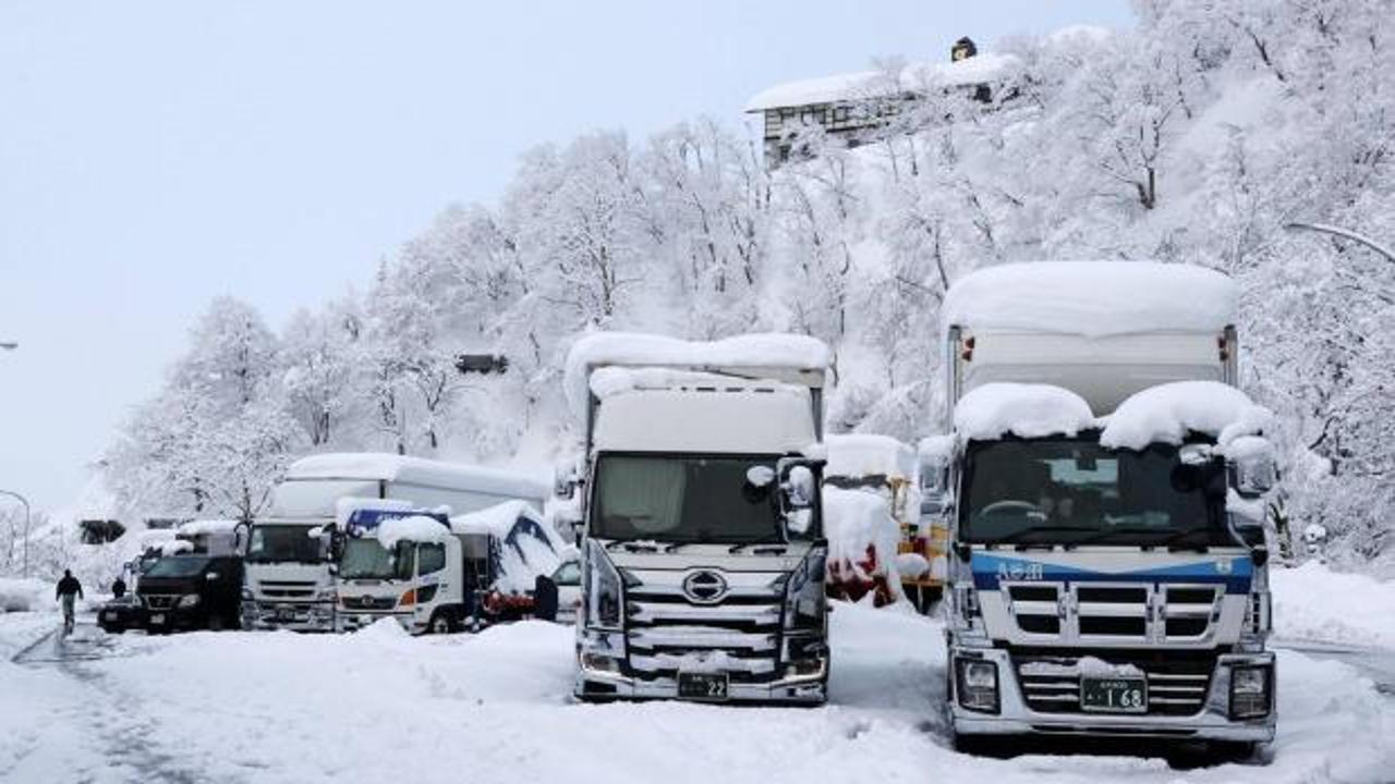 Japonya'da yoğun kar yağışı nedeniyle otoyollarda 1000'e yakın araç mahsur kaldı