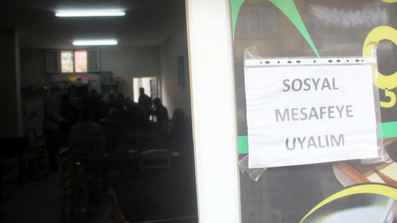 Kahvehaneye sosyal mesafeye uyalım uyarısı asıp kumar oynadılar