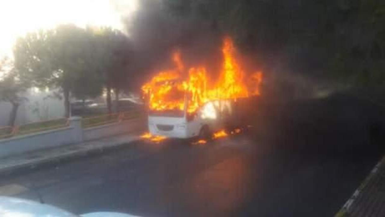 Silivri'de park halindeki minibüs alev alev yandı