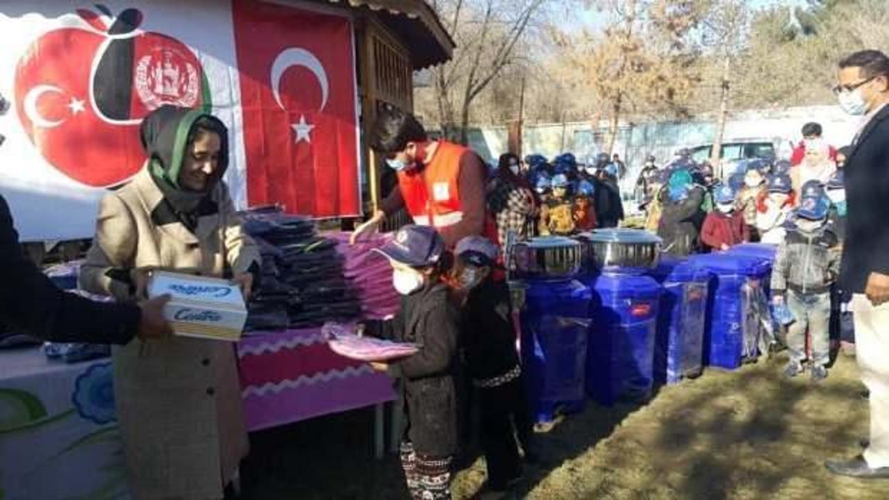 Türk askerinden Afgan yetimlere kıyafet yardımı