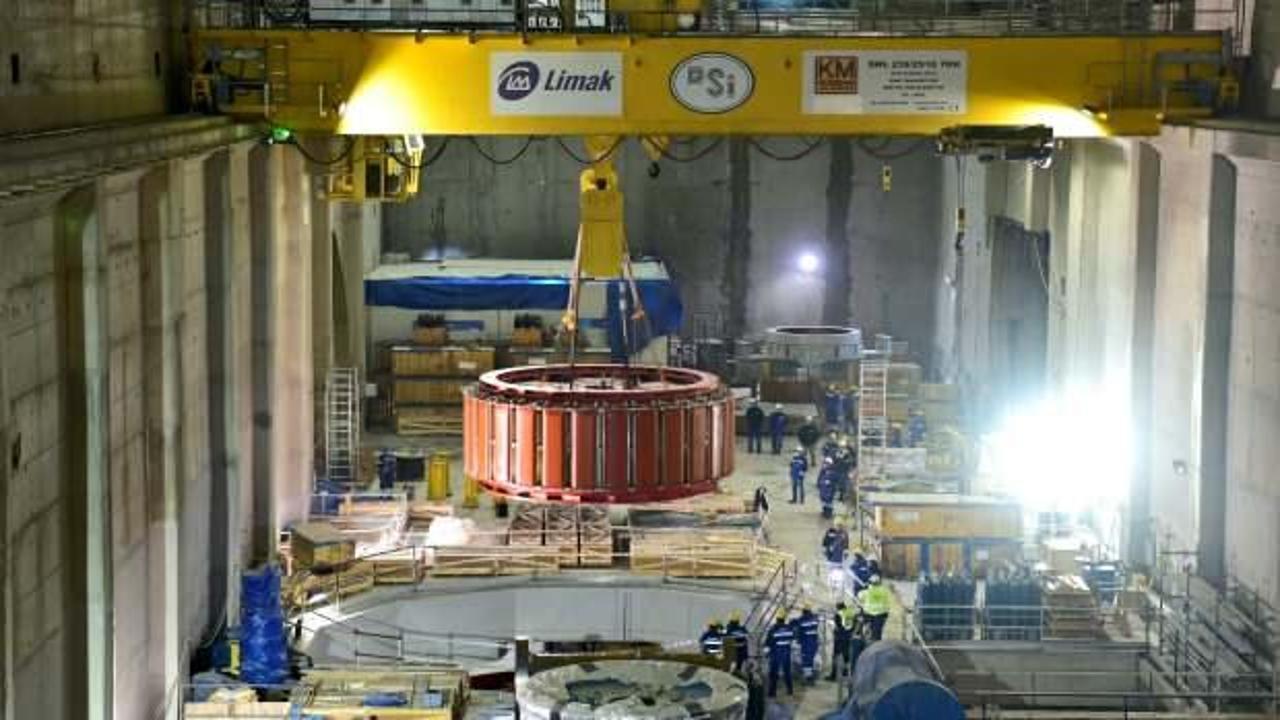 Türkiye'nin en büyük baraj inşaatında dev türbinlerin taşınması kamerada