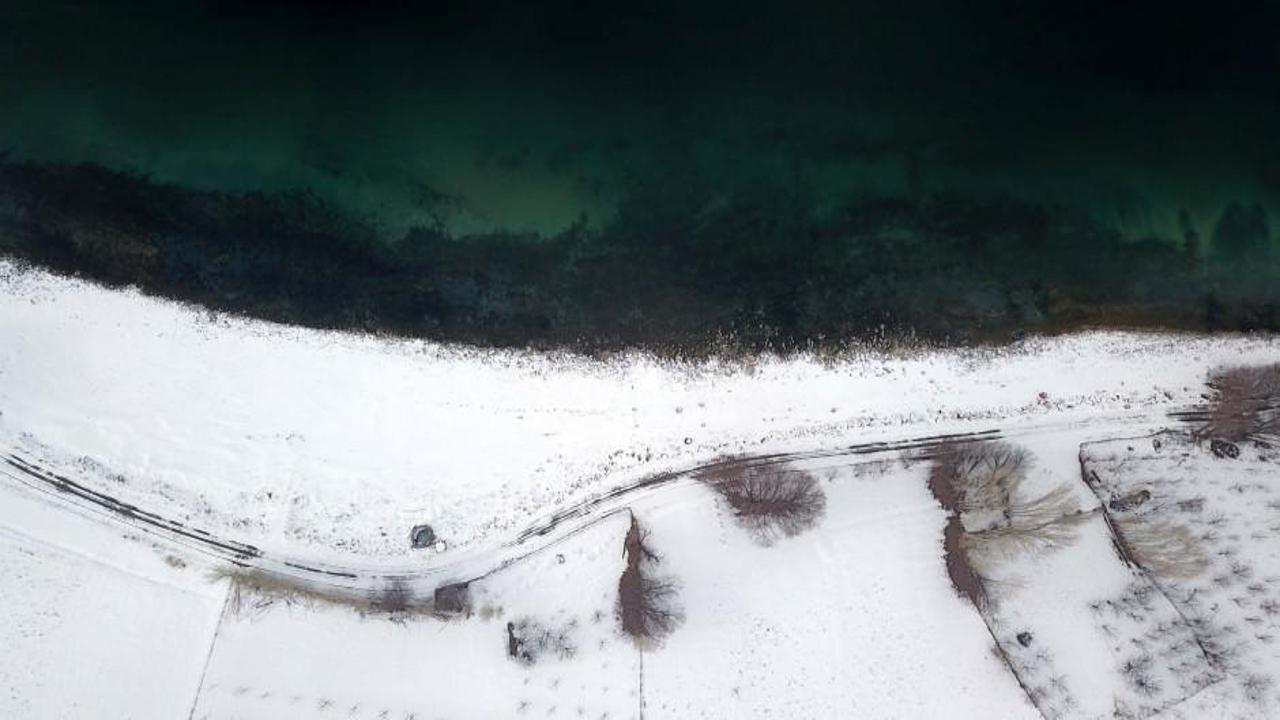Van Gölü'nün beyaza bürünen koylarında görsel şölen