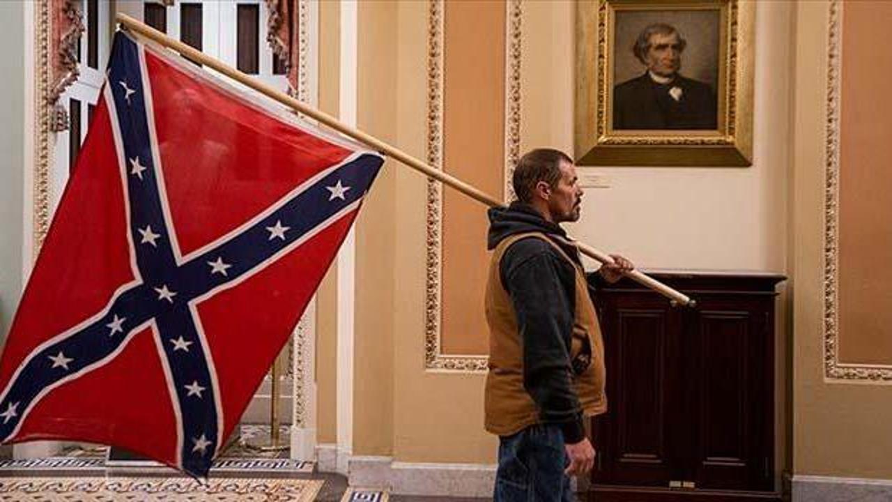 ABD'de Kongre baskınında Konfederasyon bayrağı açan kişi yakalandı