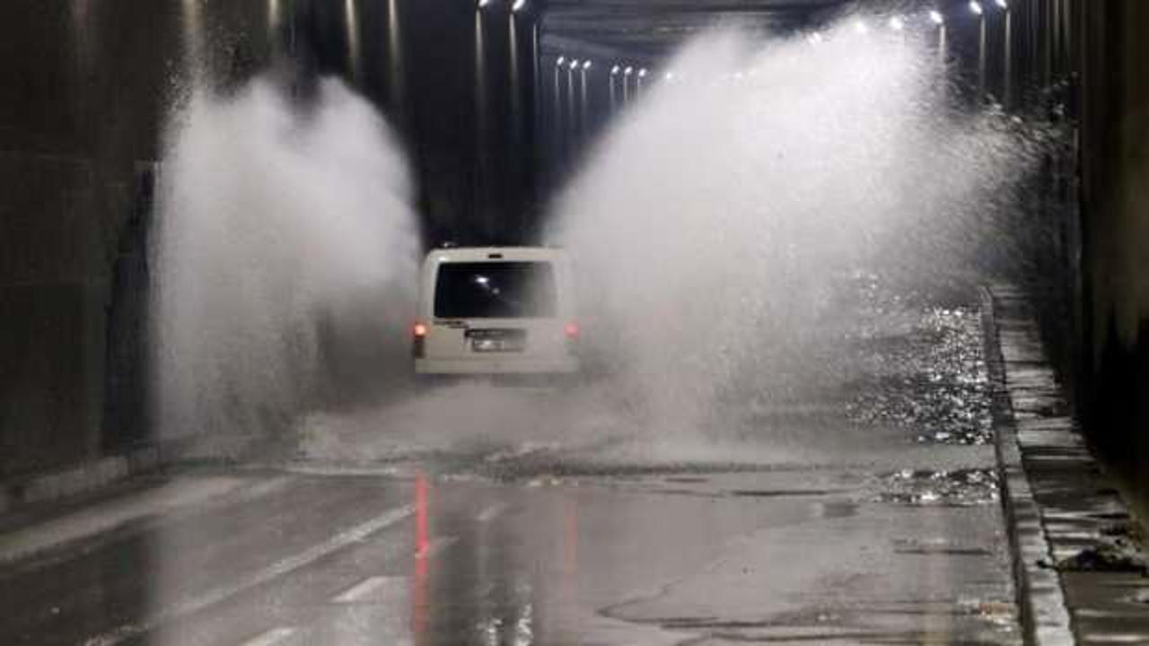 Adana’da şiddetli yağıştan yol çöktü, altgeçitleri su bastı