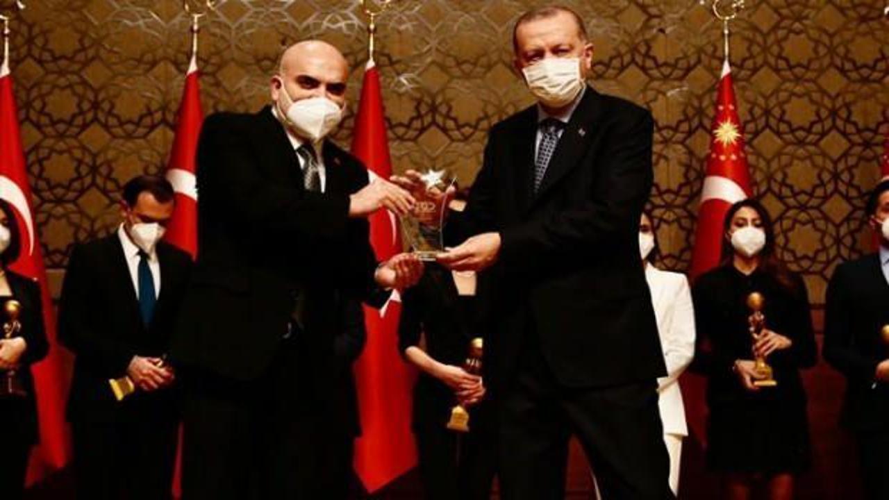 Ahaber'in FETÖ’cü olduğunu duyurduğu kişinin kardeşine Erdoğan'ın elinden plaket verdirdiler!