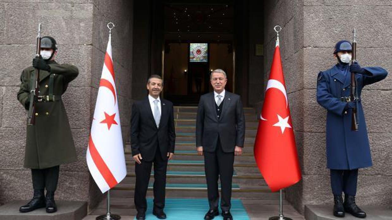 Bakan Akar, KKTC Dışişleri Bakanı Ertuğruloğlu ile bir araya geldi