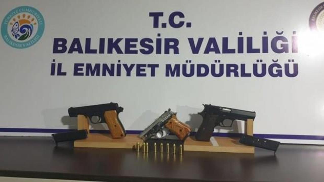 Balıkesir'de polis 14 aranan şahsı yakaladı