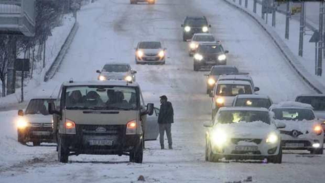 Bursa'da kar sonrası sürücüler zor anlar yaşadı!