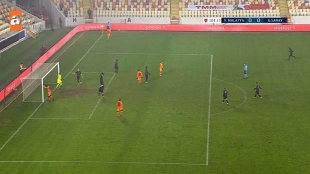 Galatasaray'da Mbaye Diagne direğe kafa attı!